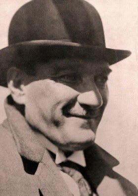 “bir gülüşü var”