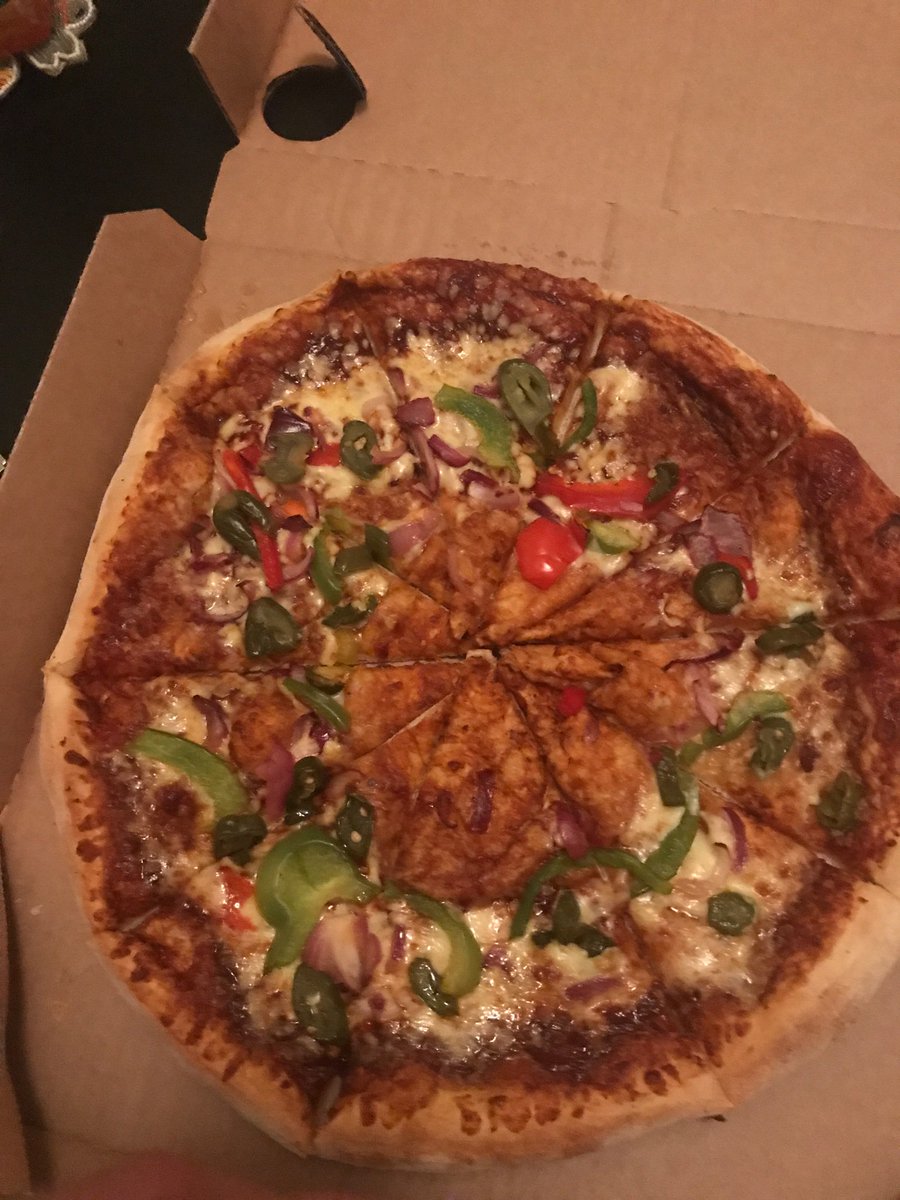 _LWoodz's tweet photo. @Dominos_UK missed out toppings on the centre of my pizza 😤 https://t.co/TkIQojGfqE