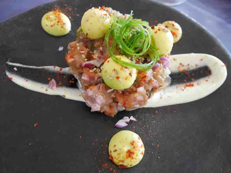 Este tartar de atún marinado en soya, con esferas de aguacate y el toque del ají es una de las nuevas propuestas de nuestra carta
