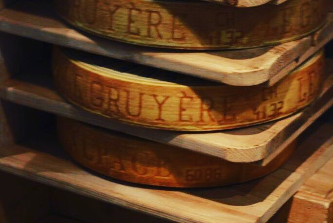 🌏 Algunas fotos de recorridas que nos inspiran 💛🧀                                        👇🏼En esta oportunidad recorriendo @La_Gruyere 🇨🇭 #graskaas #quesosdepasto #grassfedcheese #grasscheese #gruyereaop #gruyeres #minihormas #escalugiu 🌱🐄🧀