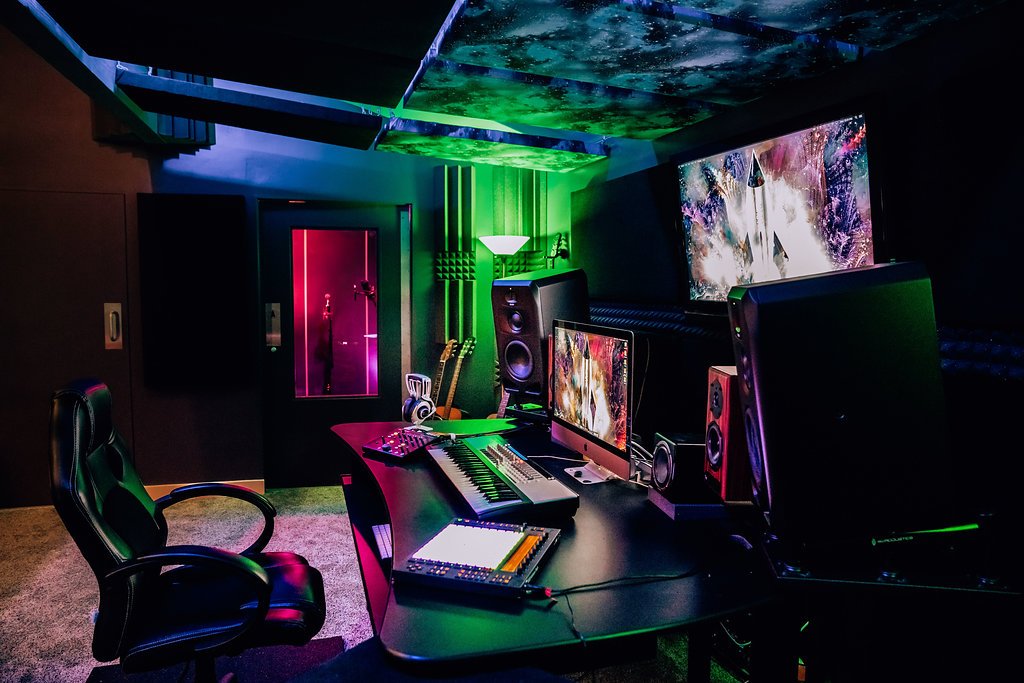 EndvrStudiosLA's tweet photo. ✨WHERE THE MAGIC HAPPENS✨A-Room control desk 😍 Vibes on Vibes on this beautiful Sunday! Come let us make some magic for you! Book your time now! 🚀🚀🚀
#EndeavorStudiosLA #RecordingStudio #Artist #ProducerLife #SingerSongwriter #TurnOnTheMagic #SundayFunday #BlastOff https://t.co/9zBDArbeSB