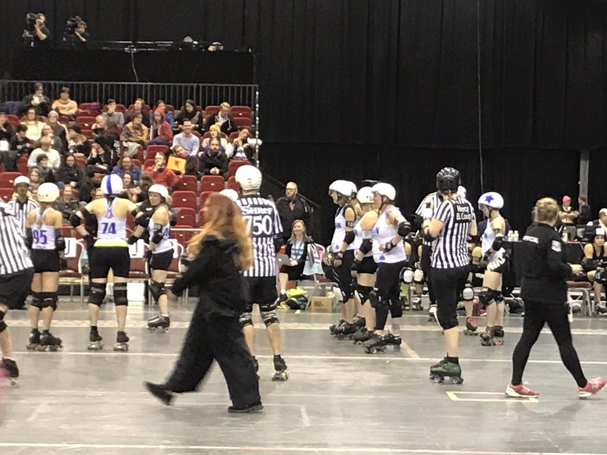 BrisRollerDerby's tweet image. Final of #WFTDAECC2018 and @DublinRD have all the skaters on the track! #Talk2wftda #derbytwitter