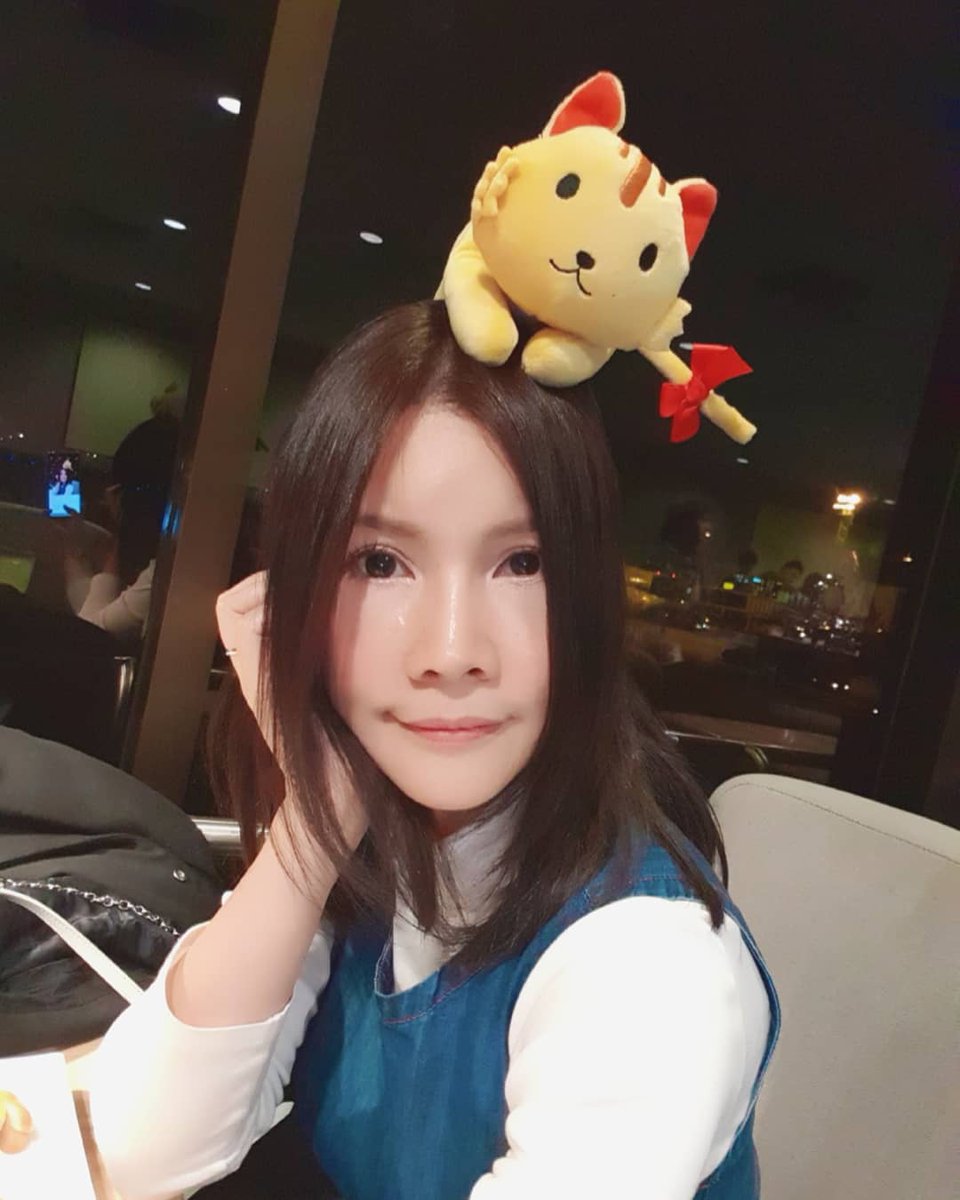_ANNABELL_'s tweet photo. ใส่นี่ขึ้นเครื่อง😂😂😂 เดินที่สนามบินนี่คนมองแต่หัว 🤣🤣 ก้อชอบเนอะ อือิ เดินทางแล้ววววน้า~ #AnnabelleMarianne #29Oct2018 https://t.co/HKe4RoLOlY