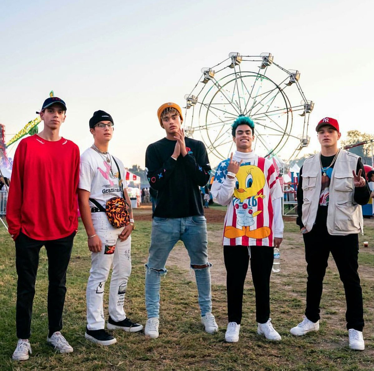 Beanz_Brazil's tweet photo. Quando forem me chamar pra ir no parque, por favor, convidem essas pessoas também.  Agradeço desde já. 😌

Prettymuch via Instagram.

#prettymuch #BeanzBrazil https://t.co/6Vv4cPTpOc