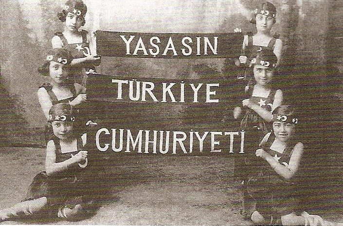 “Davamız” Gölgesinde Cumhuriyet Bayramı
<a href="/AytunaT/">Aytuna Tosunoglu</a> nin kaleminden...
aykiriakademi.com/dusunce-balonu…