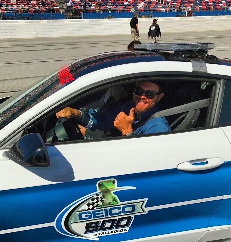 Julia_Eaton_UK's tweet photo. #TeamClaynePhotoADay 🍾TREATS🍾
@ClayneCrawford driving the #PACECAR at #Taladega last year!!!!! #Bucketlist treat!!!🏎️ #badass 😉❤️🇬🇧
#NASCAR @civale10 @TeamClayne https://t.co/fL4akPsx7l