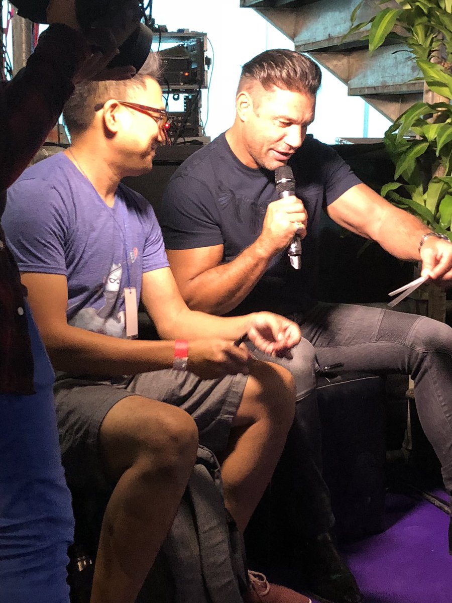 comicconpan's tweet photo. Un regalón de @PatrickBallest a @manubennett  🎬🎨#ComicConPanama2018 #CCPAN https://t.co/7L8VB44jau