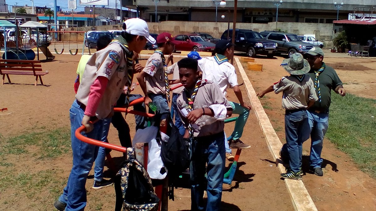 gsauyantepuy2's tweet photo. 27-10-18, un sol brillante, una voluntad inquebrantable y la alegría de nuestros jóvenes, cumpliendo una nueva dinámica; recaudar fondos y remozar paredes de la cancha deportiva Villa Icabaru. Cumpliendo con la Ley y la Promesa,somos #GSA2 #soyscout #scuot #ASIV #unare #Hoy https://t.co/y9XwUwDI8o