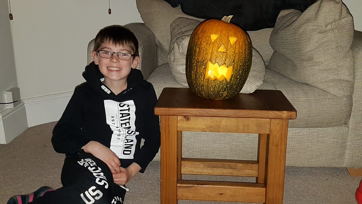 garethIsmith's tweet photo. Keeping it simple! #faceofconcentration #ENTpumpkin @ENT_AudsNews @RosaPinpoint @Voicedoctor_uk @otolaryngolofox https://t.co/XHtx2qKYyu