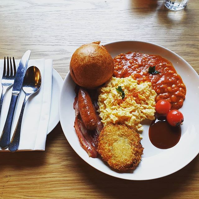The Full Nashta for #brunch at @chaikilondon - 
streaky bacon, miso bhurji, brioche bun, aloo tikki hash, masala beans, spiced sausage and vine tomatoes.

#food #londonfood #londonrestaurant #london #canarywharf #crossrail #indian #modernindian #instafoo… ift.tt/2EMz6cF
