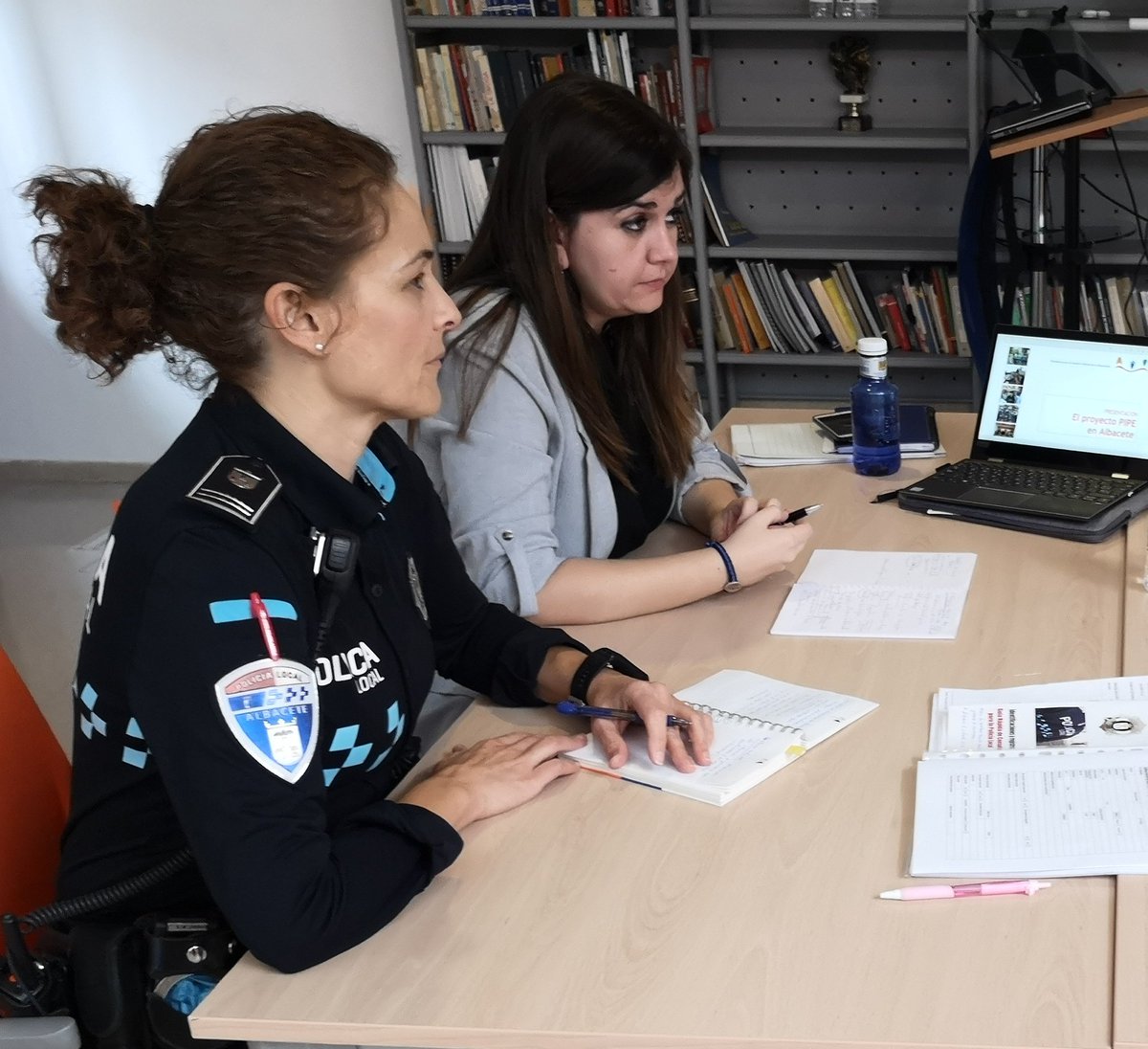 shaila_vg's tweet photo. 📢 Hemos estado recibiendo en @PoliciaAlbacete a los colectivos representativos de la #diversidad: presentación del #ProyectoPIPE, (que pretende mejorar los procedimientos policiales en materia de identificación en lugares públicos) y desarrollo de redes de participación 👮♂️👮♀️💪 https://t.co/Yw0d2uxSdH