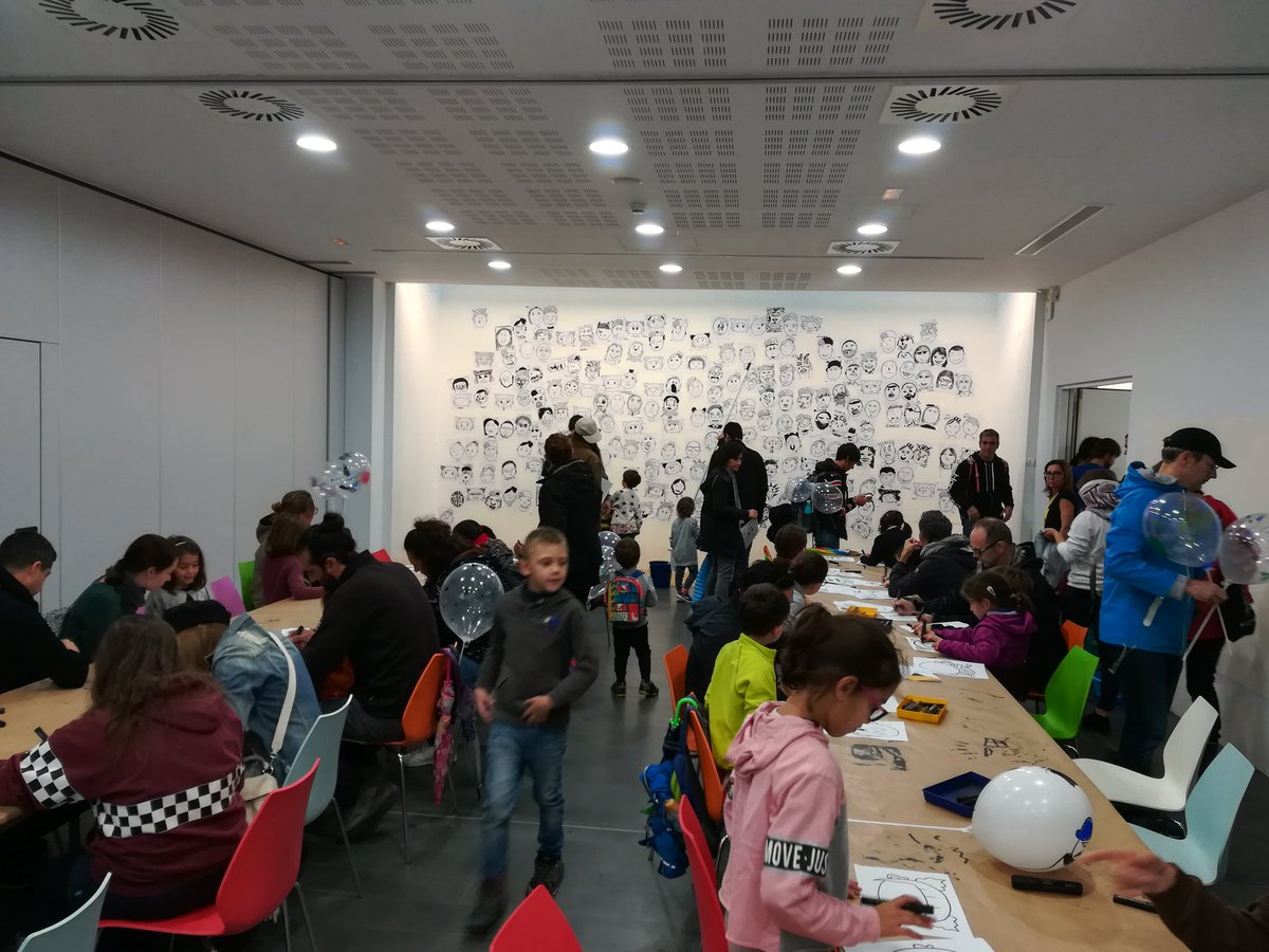 BigDrawBCN's tweet photo. Avui, el dibuix ha vençut la pluja! 💪 Moltes gràcies a tots els que heu vingut als tallers del #BigDrawBCN, així com als artistes i entitats col·laboradores. Visca la gran festa del dibuix! ✏️ 🎨 😀 https://t.co/13C8iwixcJ