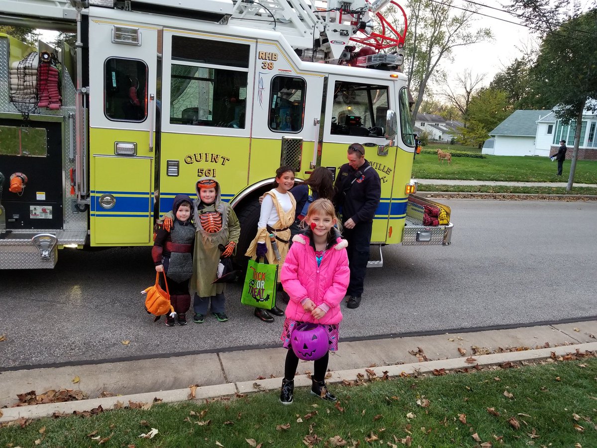ThiensvilleFD's tweet photo. Truck or Treat to occur in the Village today from 3pm-6pm.  Look for our trucks and bring your non-perishables out to our vehicles to benefit Family Sharing of Ozaukee County. https://t.co/aIEwYpyhiP