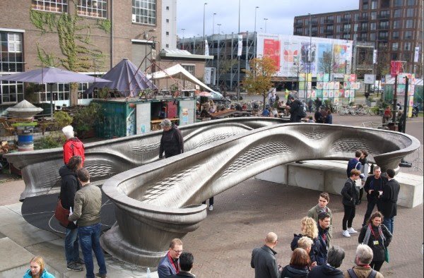 Publieksprijs Dutch Design Awards gaat naar de stalen 3D geprinte brug van Joris Laarman (#MX3D) die binnenkort over een Amsterdamse gracht wordt geplaatst innovationorigins.com/nl/publiekspri… #DDW18