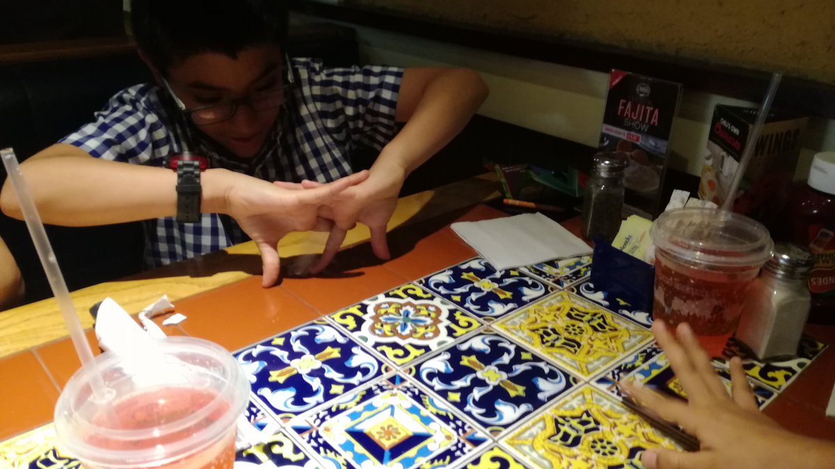 plabre75's tweet photo. Típico juego de niños....bolita de papel y arcos con mano....hasta en la mesa el fútbol contagia...#locosxelfutbol #loslabre https://t.co/ZNHm5DdtAc