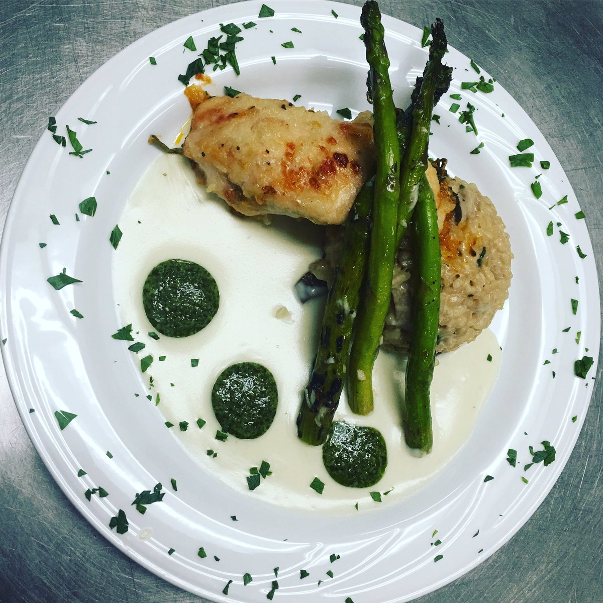 DiningAtHanover's tweet photo. We believe in real beautiful food. 😍 Gorgonzola stuffed chicken with mushroom risotto and grilled asparagus. #parkhurst #authenticculinaryexperiences #hanovercollege #thatsthebeautyofhanover #art #catering #plating https://t.co/yiwfftBFEd