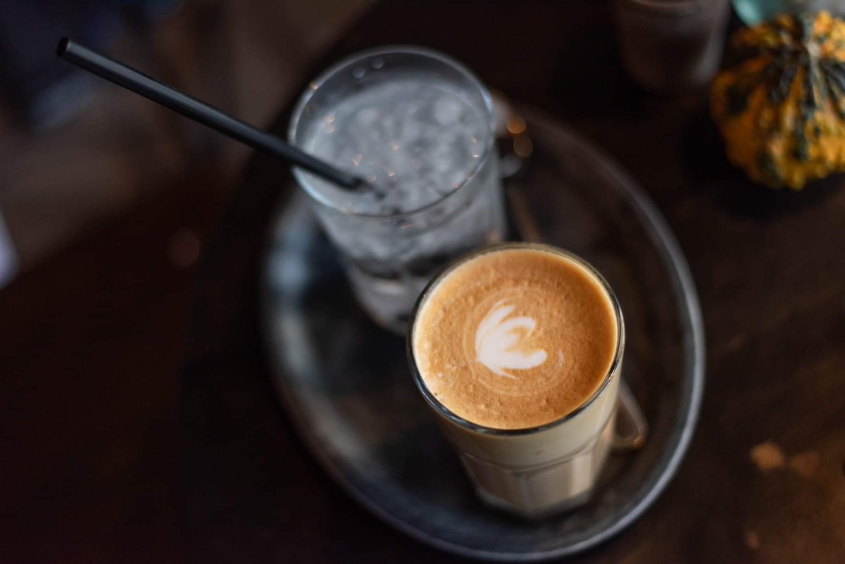 storks070's tweet image. De dagen worden steeds korter en de temperatuur daalt ook gestaag. Niets fijners om dan de hele zaterdag te vertoeven in het gezellige Hometown. Met een optreden van Bauwien is zelfs van de grauwste dag nog te genieten en breekt uiteindelijk zelfs het zonnetje nog door.