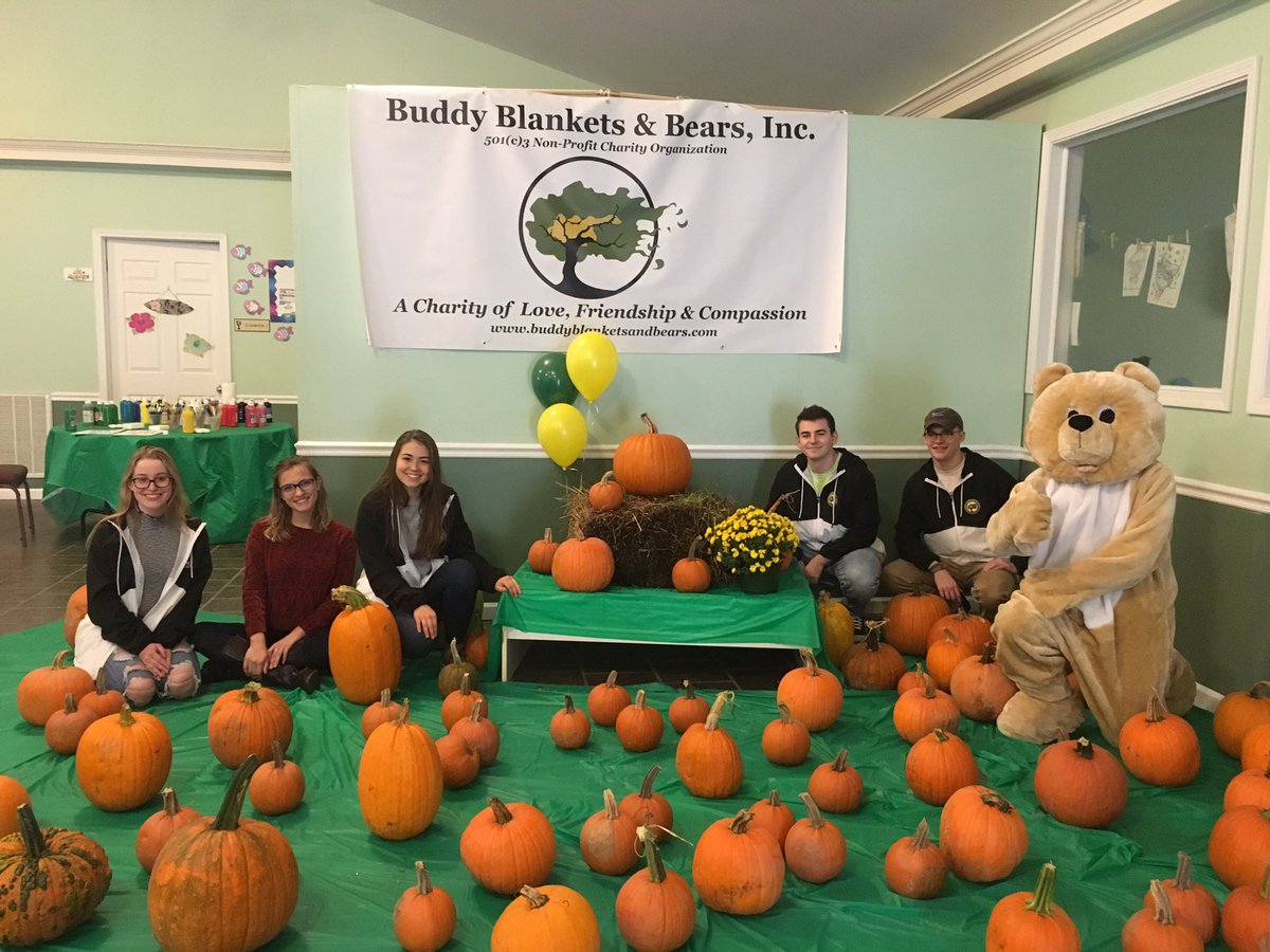 BSpaIBCAS's tweet photo. IB students host Pumpkin Painting Contest to benefit @BuddyB_and_B @BSPAHS @BSCSD https://t.co/FPpbjMpV0G