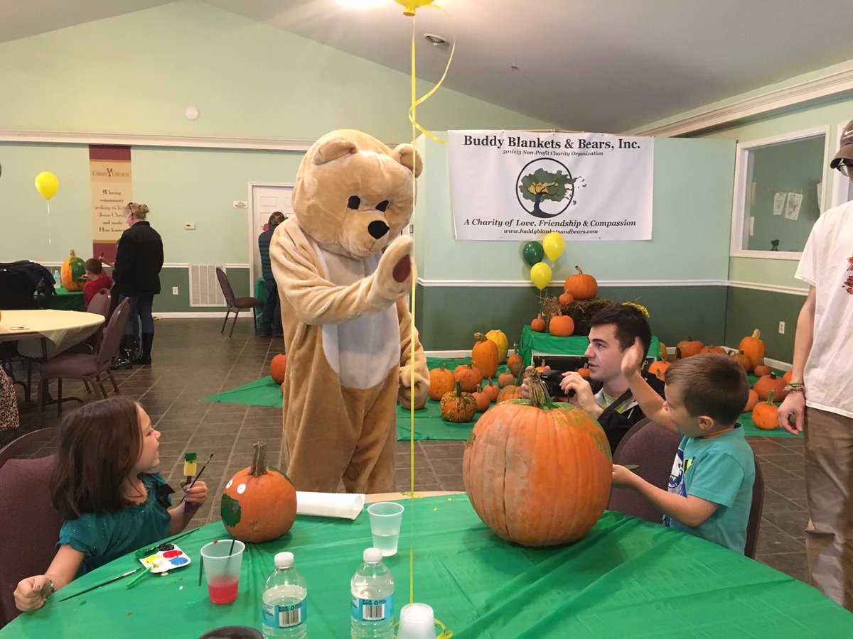 BSpaIBCAS's tweet photo. IB students host Pumpkin Painting Contest to benefit @BuddyB_and_B @BSPAHS @BSCSD https://t.co/FPpbjMpV0G