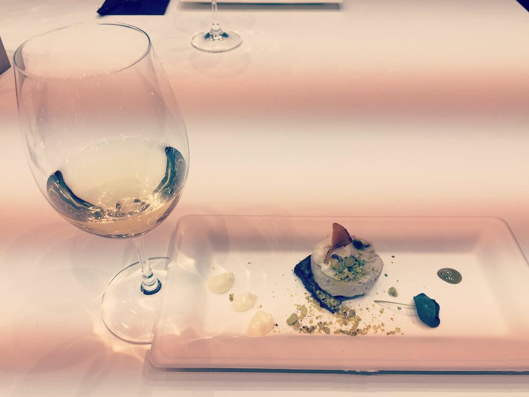 mshelsinki's tweet photo. Have you tried fine dining with strangers? 💛 @atriasuomi Wine &amp; Food Tasting Menu with #Riesling from #Germany #SouthAfrica #France and Holiday Red🍷 from #Chile 🎉 #Viini #Ruoka #HyväElämä @messukeskus https://t.co/gj2p3R99pv