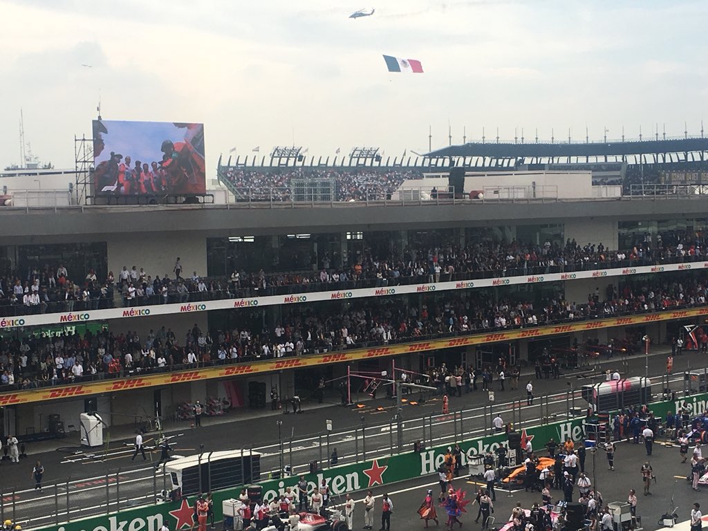 formulacdmx's tweet photo. A pocos minutos de comenzar el #MexicoGP 🇲🇽 a lo alto se ve la bandera mexicana ondeando. Un momento muy emocionante #F1ESTA #F1CDMX 🏎🏁 https://t.co/lWhEiPqd8h