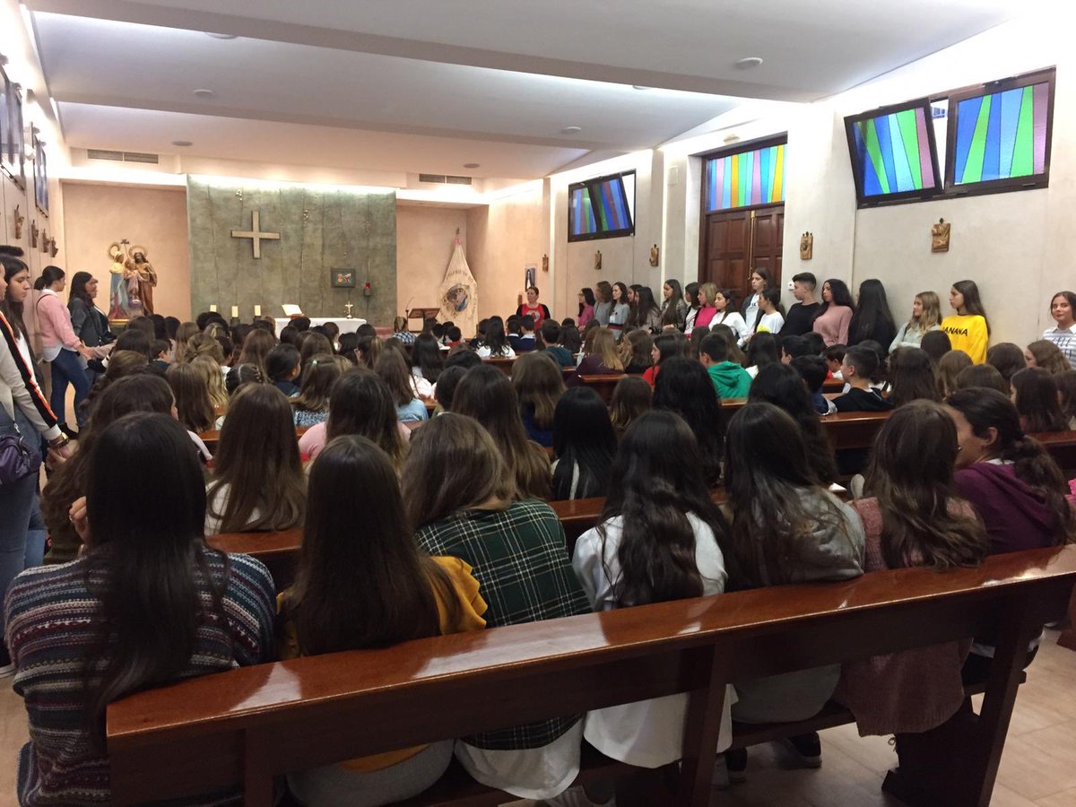 gruposAMJ's tweet photo. El viernes 26 de octubre fue El Segundo día de grupos. Tuvimos los juegos en el patio, la oración en la capilla y a las clases!!! A preparar la fiesta de presentación!!! Que actuaciones tan chulas estamos ensayando!!! https://t.co/b0Lfly5DnK