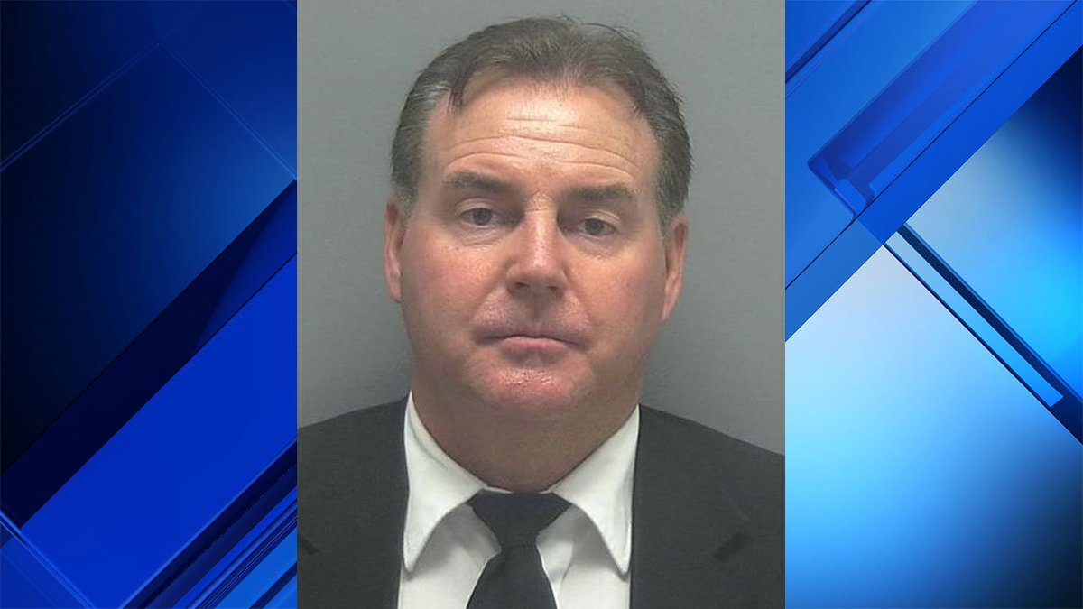 Pilot had loaded gun in carry-on at Florida airport, police say bit.ly/2qdNbWm https://t.co/dOzYgojqL4