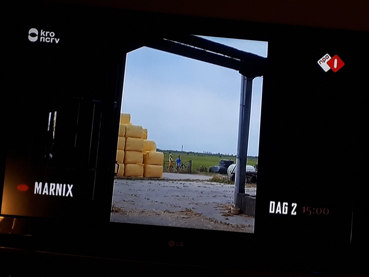 Hoi iedereen die #Marnix 'n 'botte boer' vindt, let even op de gele balen op zn erf (zie foto). Boeren die hun gras in deze balen laten wikkelen, doneren per folie aan Stichting Kinderen Kankervrij #kika ➡️ <a href="/KiKa8118/">Stichting Kinderen Kankervrij</a>. Zie visscherholland.com/nl/over-ons/ge… #boerzoektvrouw #bzv #TeamMarnix!