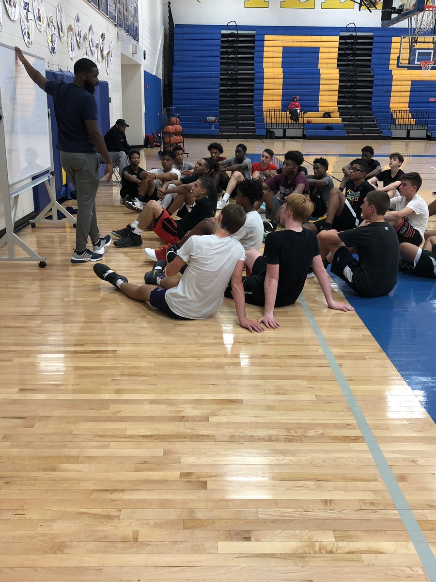 KRob_25's tweet photo. In between games, Wilson is taking a minute to give some advice to the players on how to expand their game. Using the board to illustrate proper spacing, two-man play, reading screens, etc. Great sharing of knowledge. @HigherLvlSports #MPShowcase https://t.co/gk0QreQkVV
