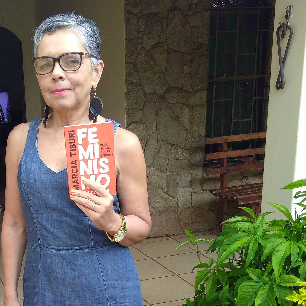 Sandraamodesto's tweet photo. Levei esse livro para votar desde o meio dia. Porque minha vice é mulher e meu presidente é professor.
#diadevotar
#Democracia
#HaddadEManu13
#feminismoemcomum https://t.co/XTeXvqva3z