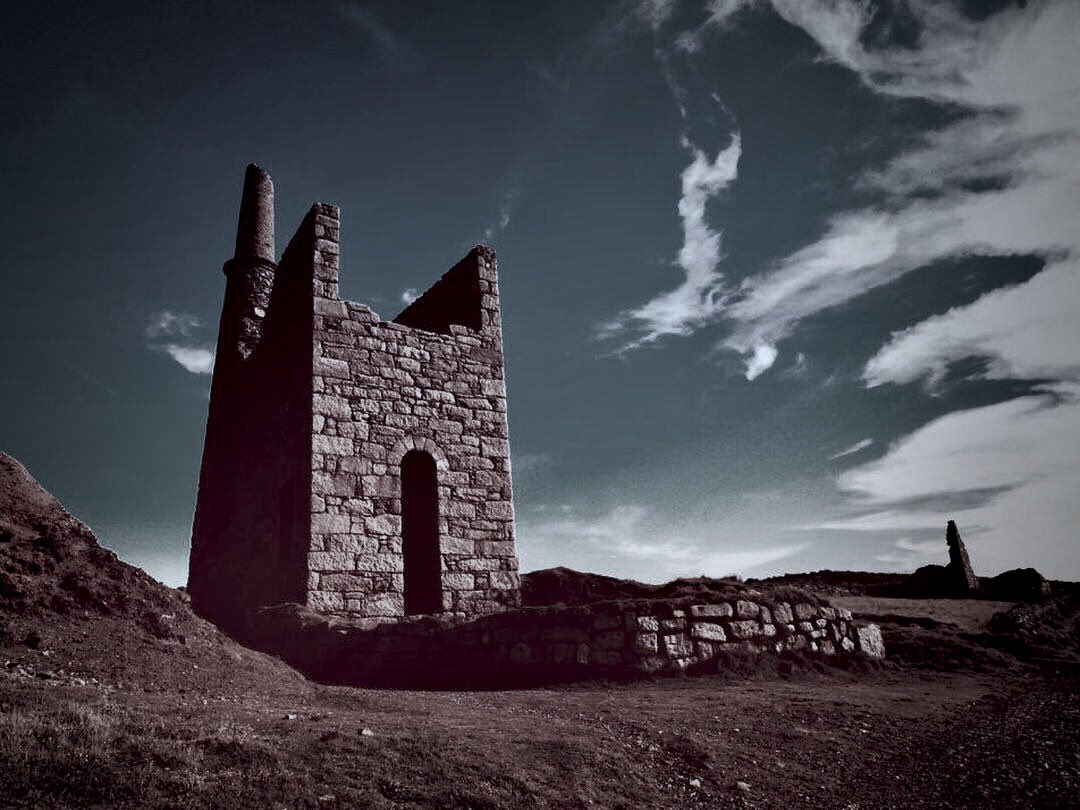Always_Cornwall's tweet photo. Just never tire of the iconic tin mining landscape of Cornwall... #enginehouses #tinmines https://t.co/lM0LfMhCAs