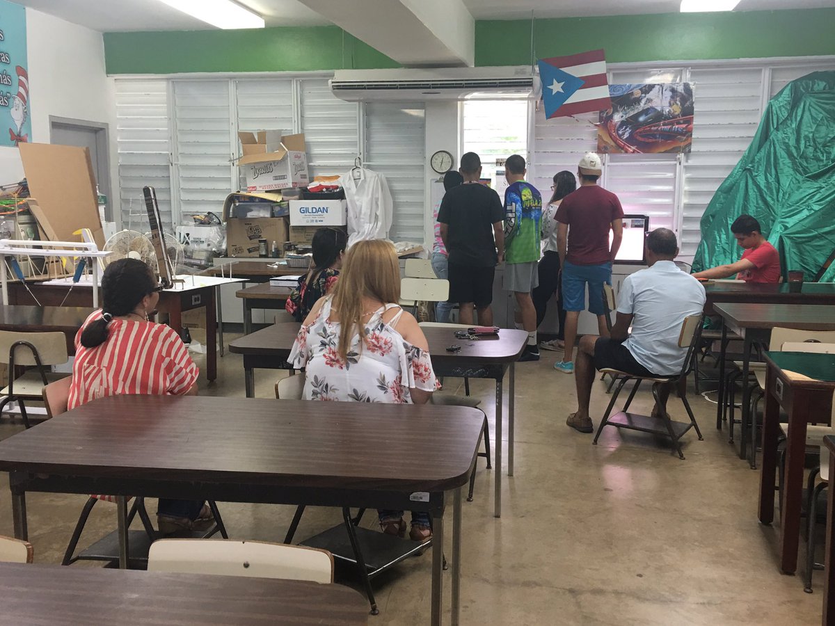 dignairivera's tweet photo. Day 13: Sunday. The parents accompanied their children and wanted to see what was happening. His children gave him tremendous guidance! #Committedparents @escluisfcrespo @GrowBeyondEarth @FairchdChallnge @NASAKSCEPDC @SecEducacionPR @EDUCACIONPR @JavMlna20 @Eramospares @NASAedu https://t.co/afIJ2wmCYs