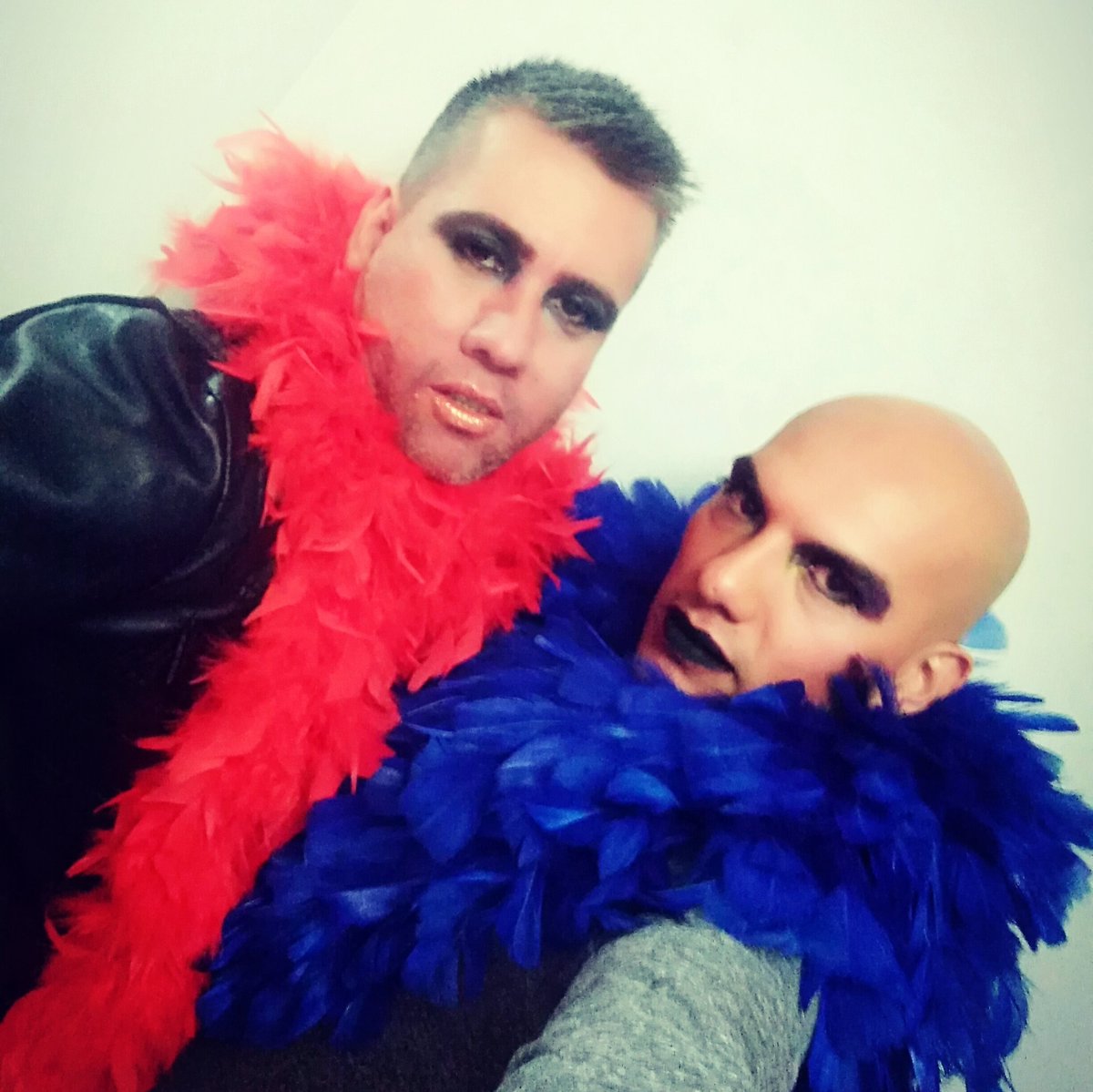 YaldobathPurple's tweet photo. Noche de chicas #Makeup #Estolas #LasTíasMalas https://t.co/8JH85kp9xP