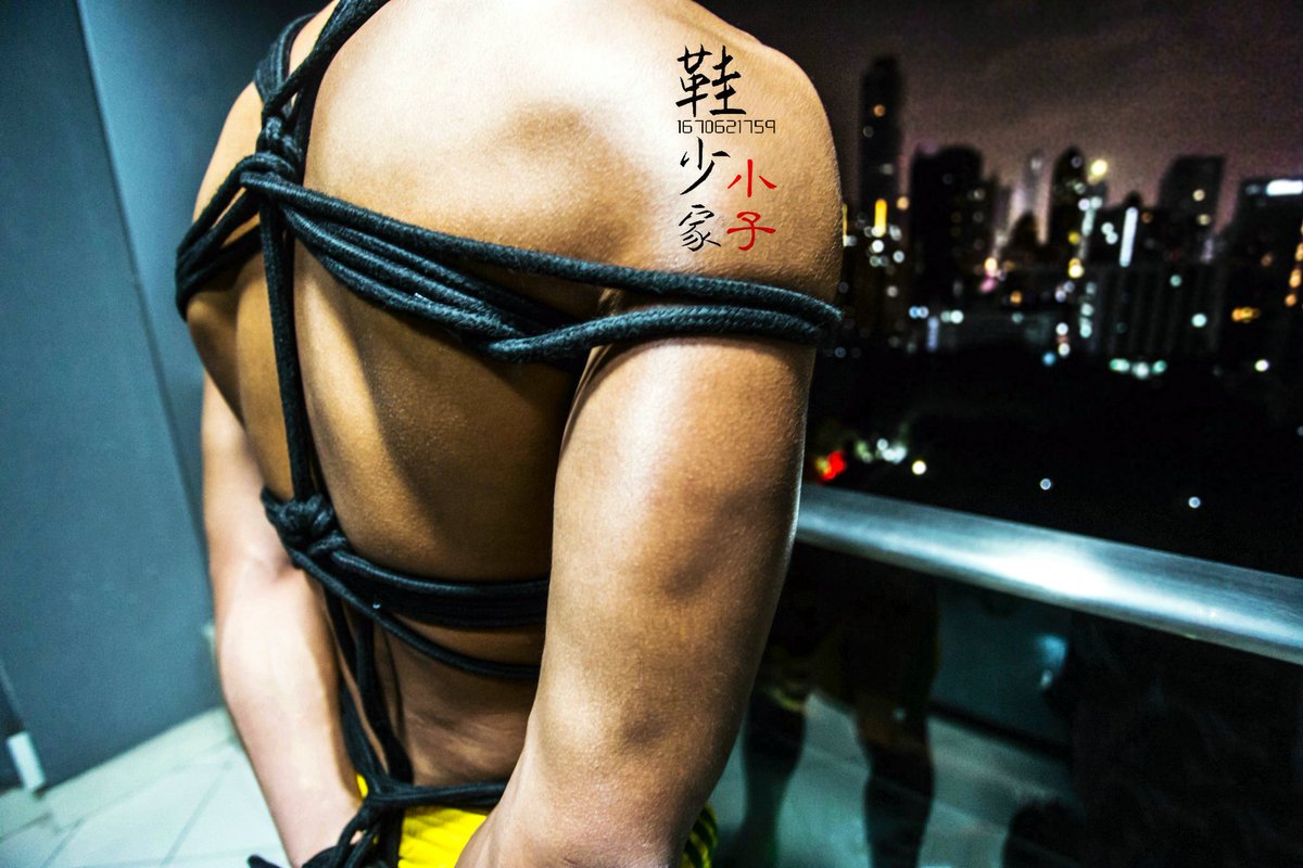 xieshao's tweet image. 【足球体育生的露出捆绑】上篇（转发可一起观赏夜景）