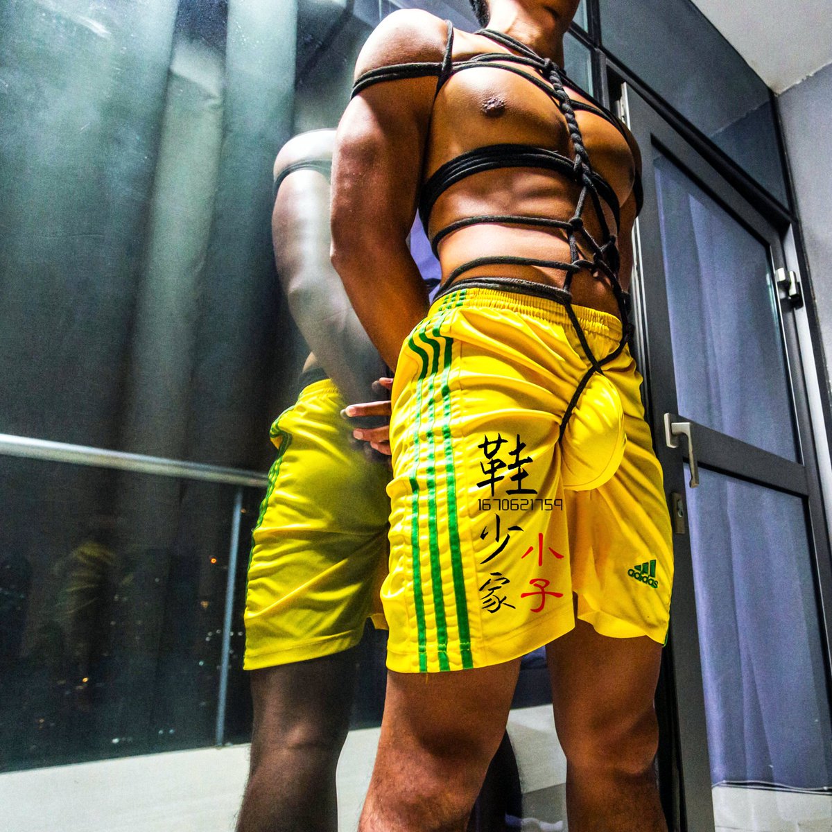 xieshao's tweet image. 【足球体育生的露出捆绑】上篇（转发可一起观赏夜景）