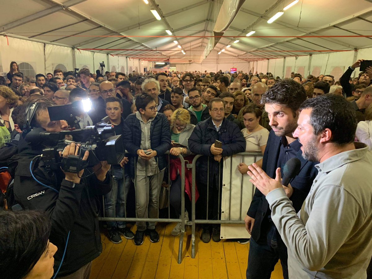 matteosalvinimi's tweet photo. #Salvini: meno soldi per immigrati e richiedenti asilo, piú soldi per sicurezza e Forze dell’ordine, con 10mila nuove assunzioni! Ne sono orgoglioso.
#nonèlarena https://t.co/OvSEBH8adC