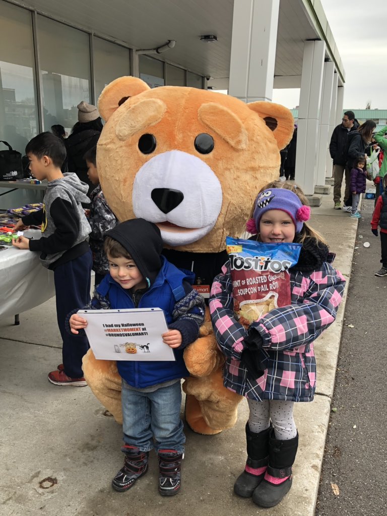 brunosYIG's tweet photo. We had our 13th annual pumpkin decorating contest this weekend . We had a great turnout and celebrated #marketmoments with our mascot Barry! Happy Halloween! 🎃👻🎃 https://t.co/OFsZEEBilH