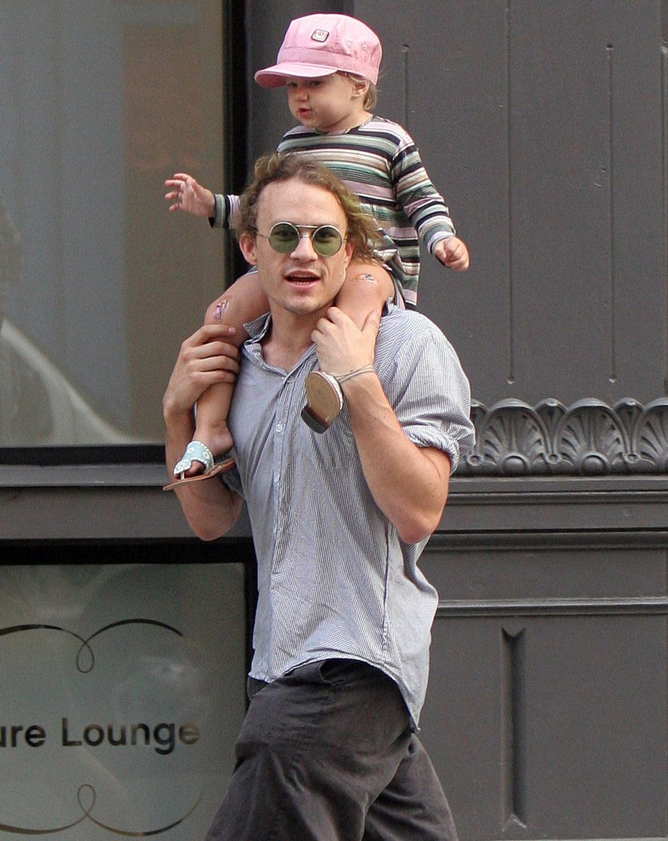Heath Ledger Twitterren Heath Ledger With Matilda His Daughter With Michelle Williams Born On 28 October 2005 Talking A Walk In The Streets Of New York City In The Summer Of