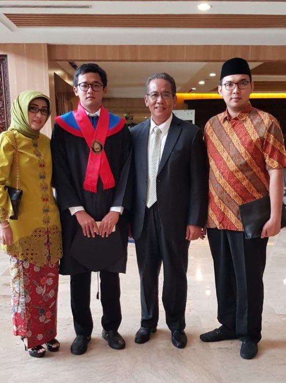 Menghadiri wisuda sarjana anak ke 4 rajasa fakultas hukum undip semarang di hotel patra jasa