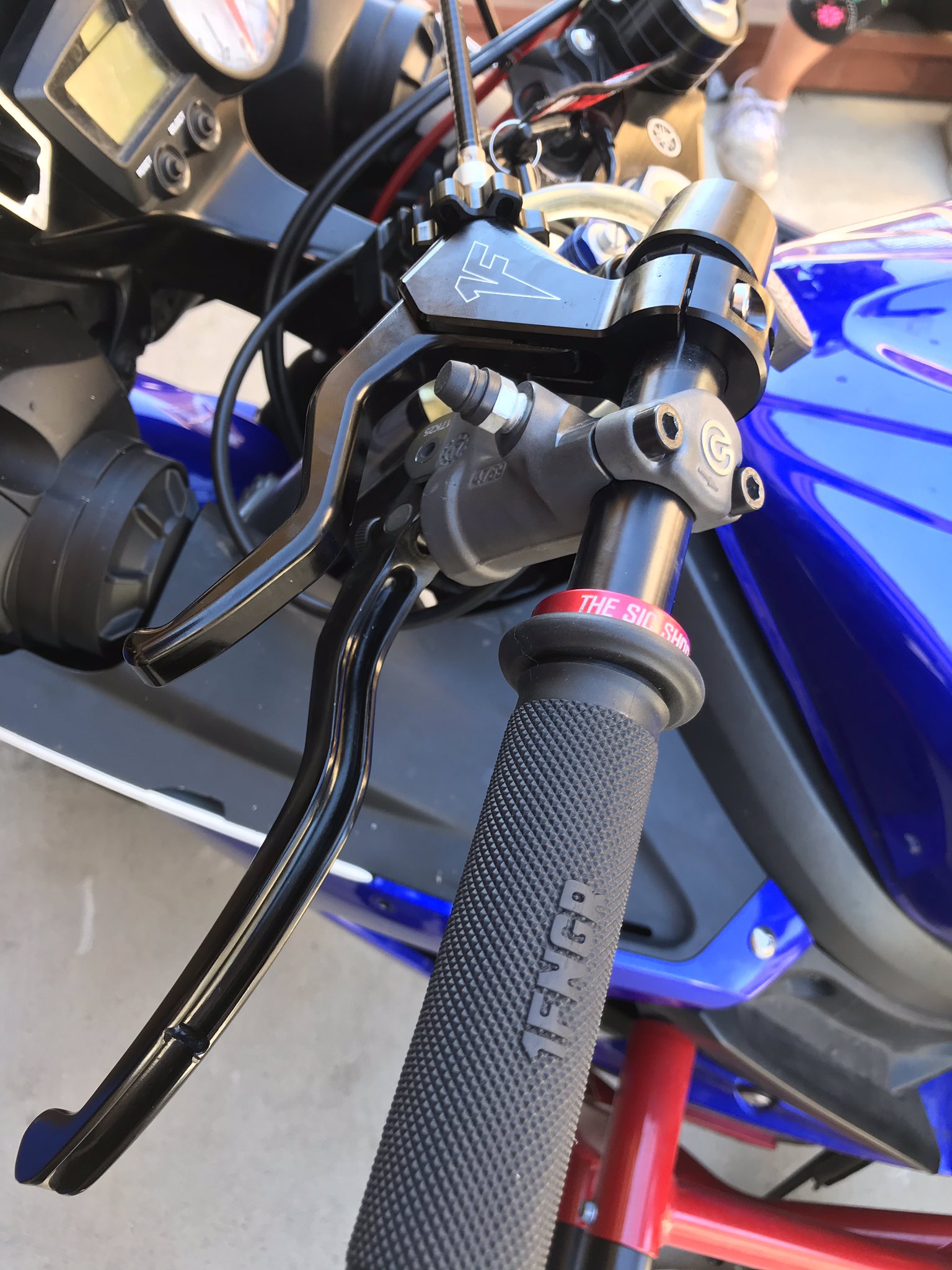 1fngrさんのツイート クラッチケーブルに遊びが少ないバイクは 2フィンガーレバー ハンドブレーキを外側に取り付けをお勧めします 1fngr イージープルクラッチレバー アマゾンでも販売中 1fngrさんのツイート クラッチケーブルに遊びが少ないバイクは 2フィンガーレバー ハンドブレーキを外側に取り付けをお勧めします 1fngr イージープルクラッチレバー アマゾンでも販売中