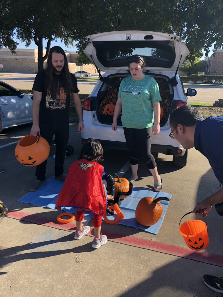 JordanMDawn1's tweet photo. Rockbrook teachers had a great time participating in a community Trunk- or- Treat at VRUMC!! https://t.co/KwQI6ccTFu