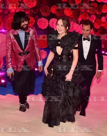lulahorca's tweet photo. Tampoco voy a superar este encuentro que nunca creí podría llegar a darse pero sucedió
#MetGala17 #DakotaJohnson y #RogerFederer ambos vistiendo Gucci.. y siendo todo un caballero ayudando a DJ con la cola del vestido https://t.co/PZb5fQpg7H