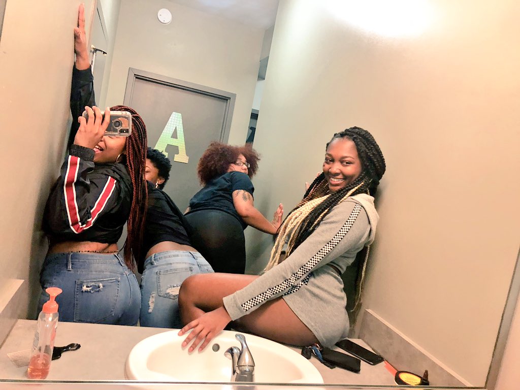 lilmisslexis's tweet image. Homecoming with my loves 🤞🏾💙💛 #memoriesdontdie #JCSU #hoco2k18 @AryonTate @Tyesha_Johnson6 @Kid13Kayla