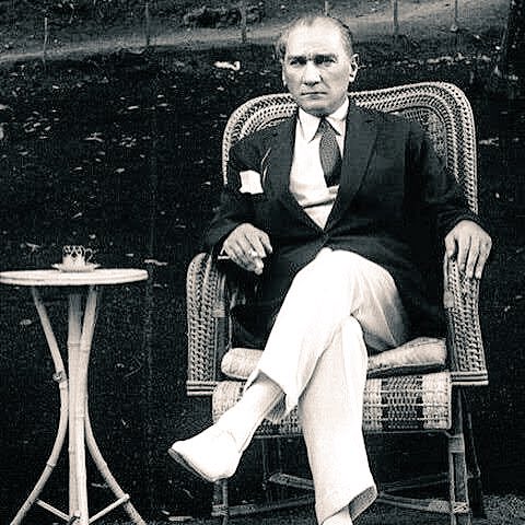 IRasidoglu's tweet photo. 95 yıl önce hem bağımsızlık mücadelesi veren hem de karanlık akıllarla mücadele ederek galip gelen ve kutlu geleneği devam ettiren Mustafa Kemal ve onun cesur dava arkadaşlarını saygı ile anıyorum.
Cumhuriyet Bayramımız Kutlu Olsun. https://t.co/MahHpTRrKL