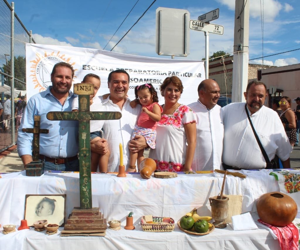 Este día acompañamos a nuestro Alcalde <a href="/RenanBarrera/">Renán Barrera</a> al Festival del Pib realizado en el Parque de San Sebastián, como parte de las actividades del Festival de las Ánimas 2018. Ahí, decenas de familias convivieron en torno a nuestra comida típica de Hanal Pixán. #MéridaMeMueve