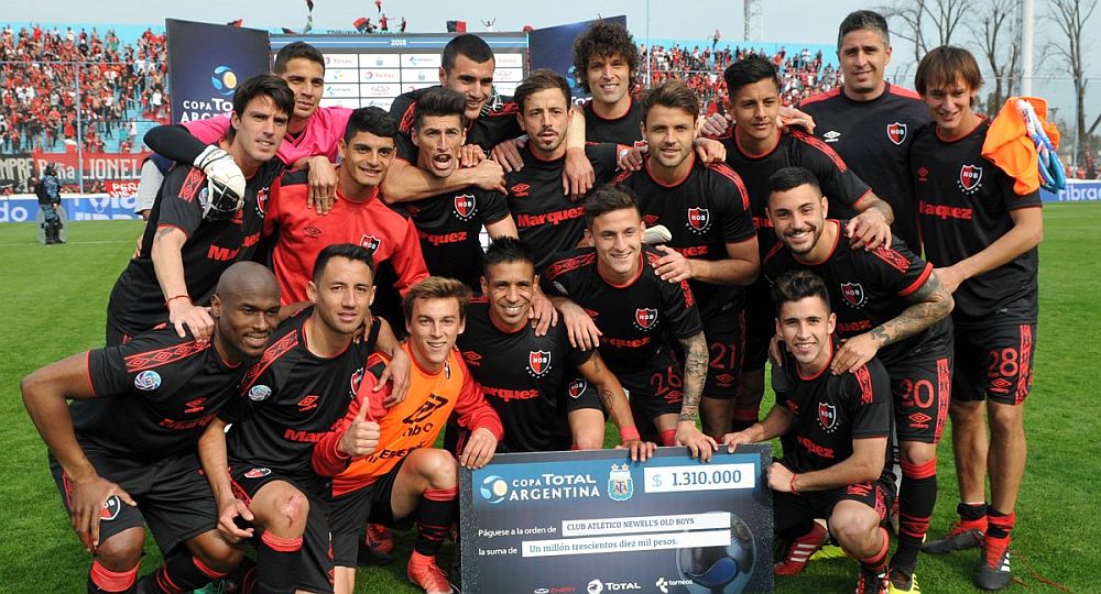 fdmontenegro's tweet photo. ¿Quien se quedará con el #ClásicoRosarino?

FAV si #Newells elimina al equipo de Edgardo Bauza.
RT si #Central deja afuera al elenco de Omar De Felippe.

Se enfrentan el Jueves, a las 15.30Hs, en cancha de Arsenal (a puertas cerradas) https://t.co/sVSsLgQNsW