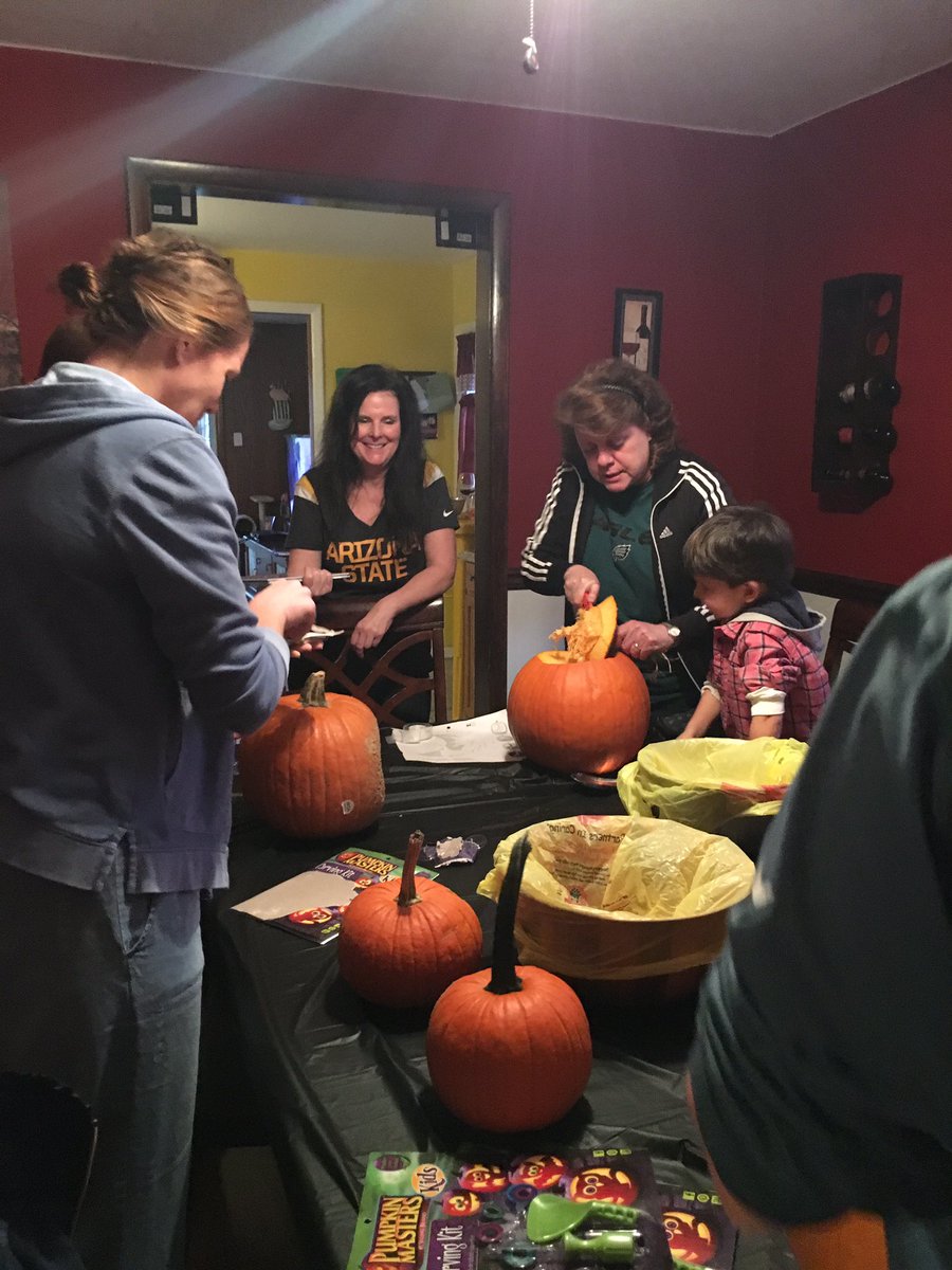 SunshineTatem's tweet photo. We had so much fun carving pumpkins today!! #sunshine https://t.co/NijJUvKzRf