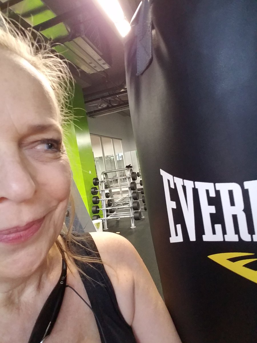 Inspired by great advice re #exerciseasmedicine at #NWMetsConf by @jrgralow and my #MBC buddies @abcdiagnosis @athleteonchemo #busylivingwithmets I'm back at the gym doing what I can. Still pulling punches but not when it comes to #cancer.  #bcsm