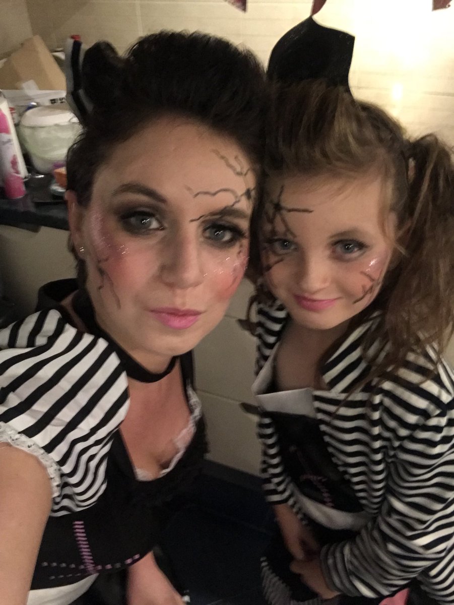 EmmaLivesey5's tweet photo. #halloween #twinning https://t.co/fcvGgOtl7P