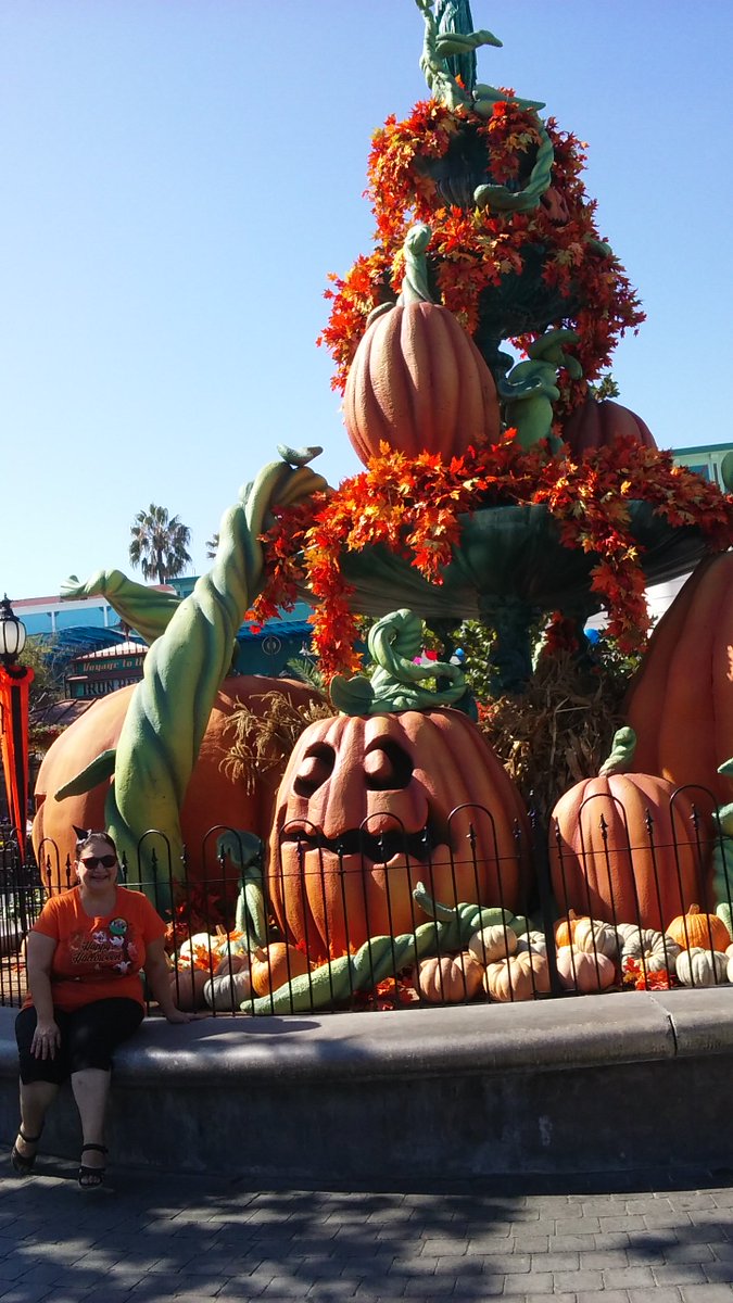 doolgh's tweet photo. #scaryfarm, #knottsspookyfarm https://t.co/1SAQlAzrKB